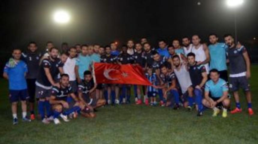 Adana Demirspor Antrenmana T&uuml;rk Bayrağı Ile &Ccedil;ıktı