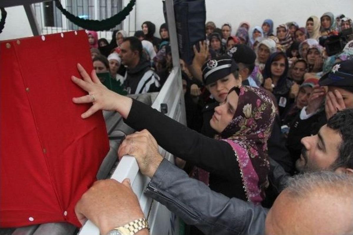 Şehit Polis İ&ccedil;in Evinin &Ouml;n&uuml;nde Helallik Alındı