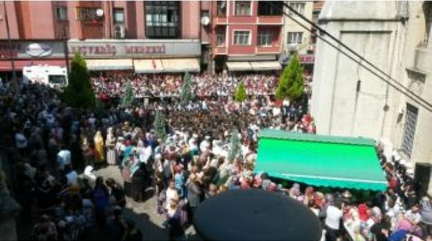 Şehit Polisin Cenazesi Evinin &Ouml;n&uuml;ne Getirildi