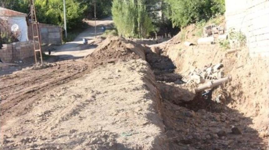 &Ouml;zalp&rsquo;ta Sel Sularını Karşı İstinat Duvarı Yapılıyor