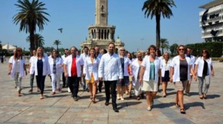 İzmir Eczacı Odası&rsquo;nda Kılı&ccedil;lar &Ccedil;ekildi