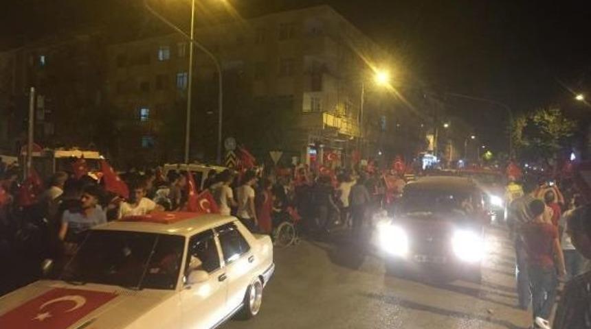 Polatlı'da Ter&ouml;re Tepki Eyleminde Hdp Tabelası Indirildi