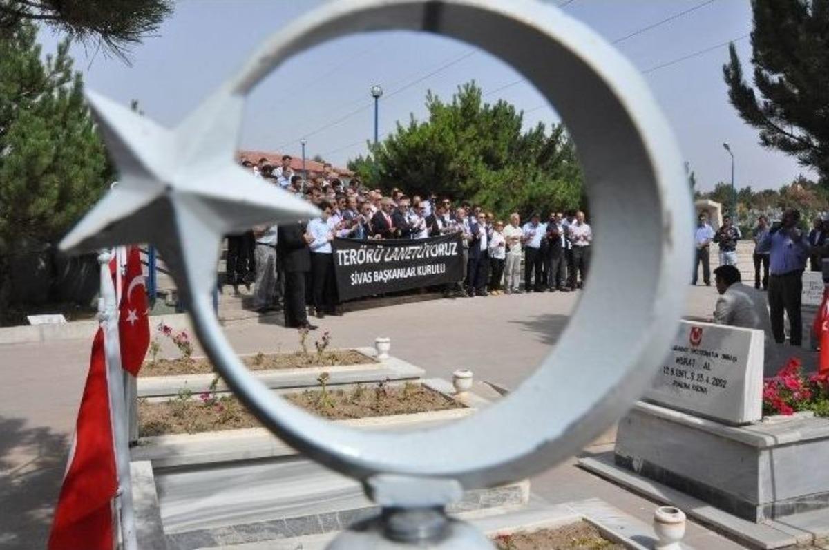 Sivas&rsquo;ta Şehit Mezarlarına Karanfil Bırakıldı