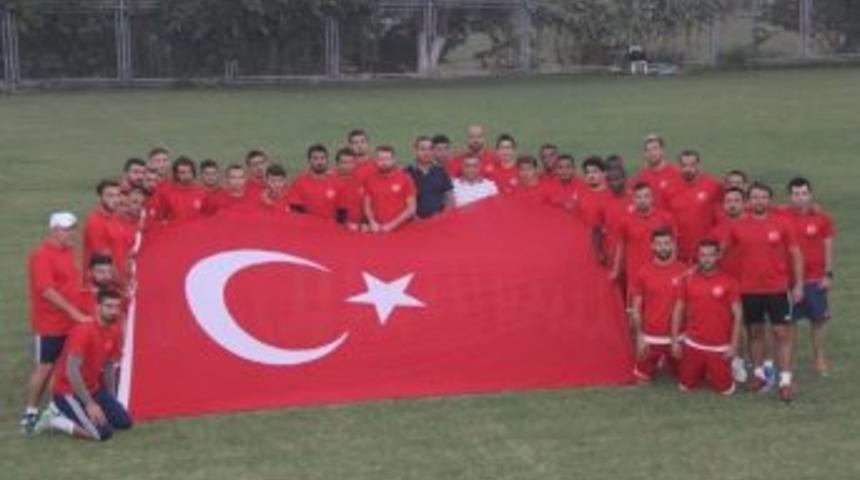 Mersin İdmanyurdu Oyuncularından Ter&ouml;re Bayraklı Tepki
