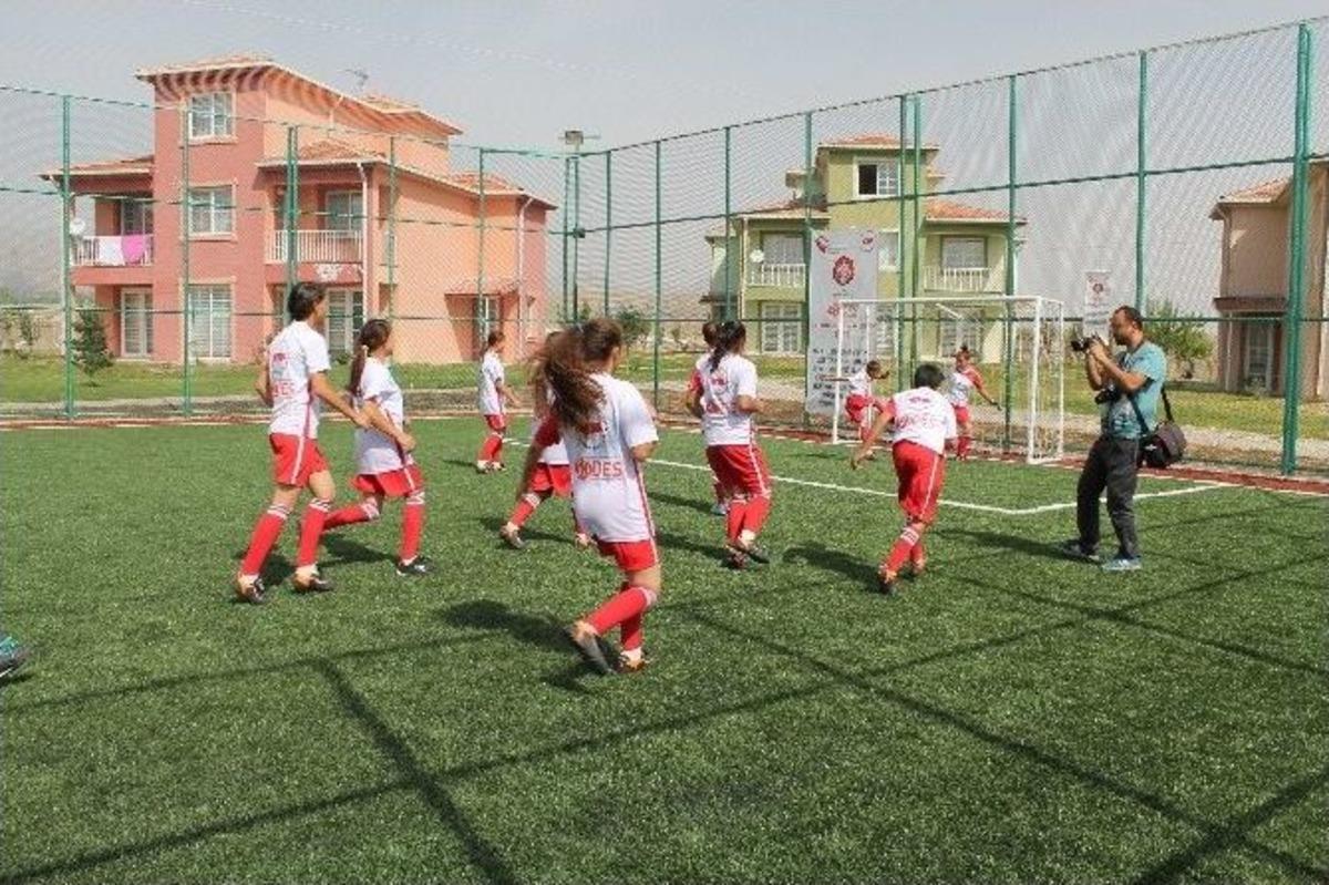 Sevgi Evleri &Ccedil;ocukları İ&ccedil;in Halı Saha Yapıldı