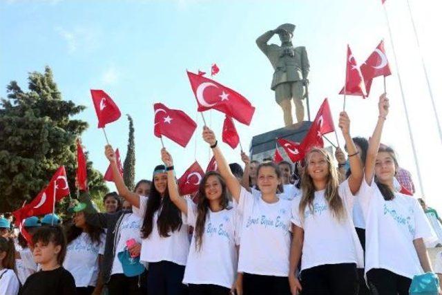 Ata'nın İzmir'e Baktığı Yerde Tören