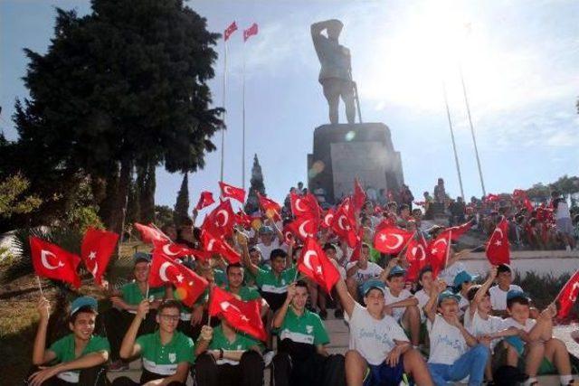 Ata'nın İzmir'e Baktığı Yerde Tören