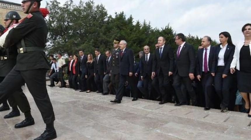 Kılı&ccedil;daroğlu Ve Partililerden Chp'nin Kuruluş Yıl D&ouml;n&uuml;m&uuml;nde Anıtkabir'e Ziyaret