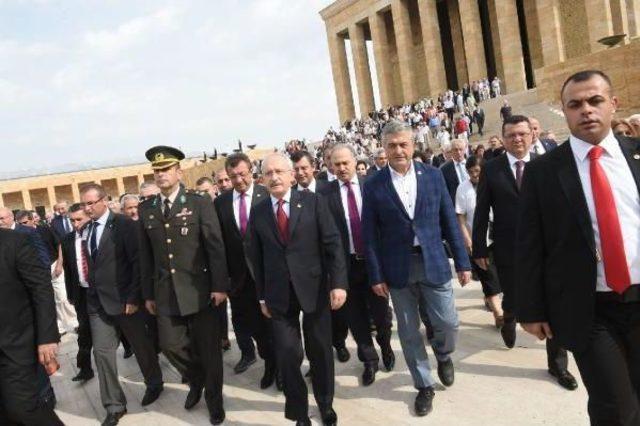 Kılıçdaroğlu Ve Partililerden Chp'nin Kuruluş Yıl Dönümünde Anıtkabir'e Ziyaret