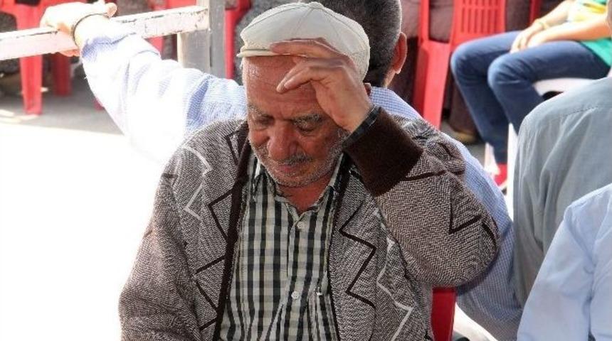 Şehit Şimşek&rsquo;in Ailesi Taziyeleri Kabul Ediyor