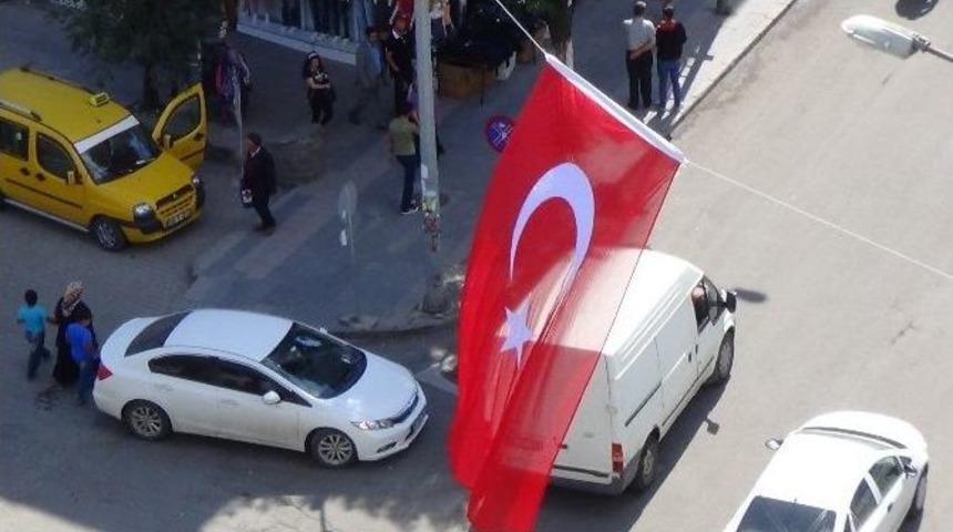 Kars&rsquo;ta Ana Caddeler T&uuml;rk Bayrağı İle Donatıldı