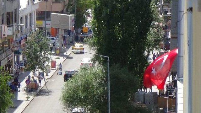 Kars’ta Ana Caddeler Türk Bayrağı İle Donatıldı