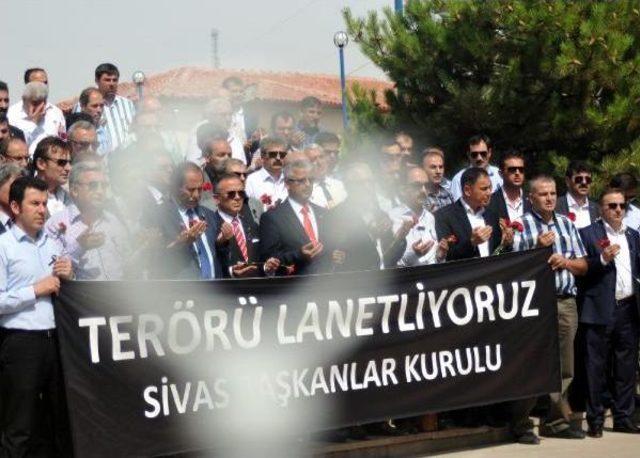 Sivas'ta Şehit Mezarlarına Karanfil