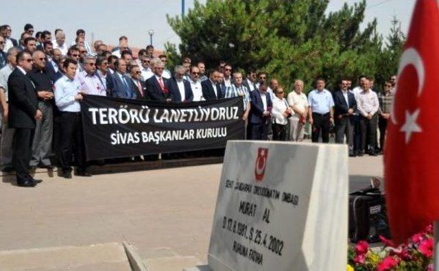 Sivas'ta Şehit Mezarlarına Karanfil