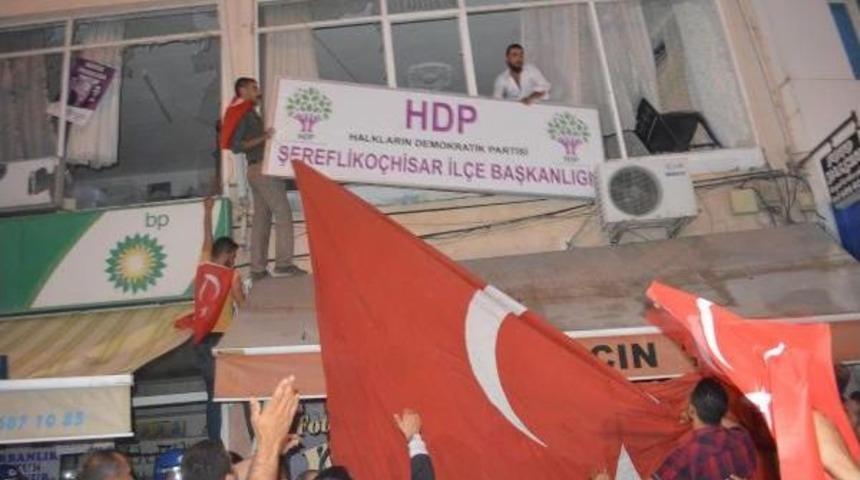 Şerefliko&ccedil;hisar'da Hdp'nin Camları Kırılıp, Tabelası Indirildi