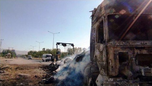 Erciş’te Ateşe Verilen Hurma Yüklü Tır Hâlâ Yanıyor