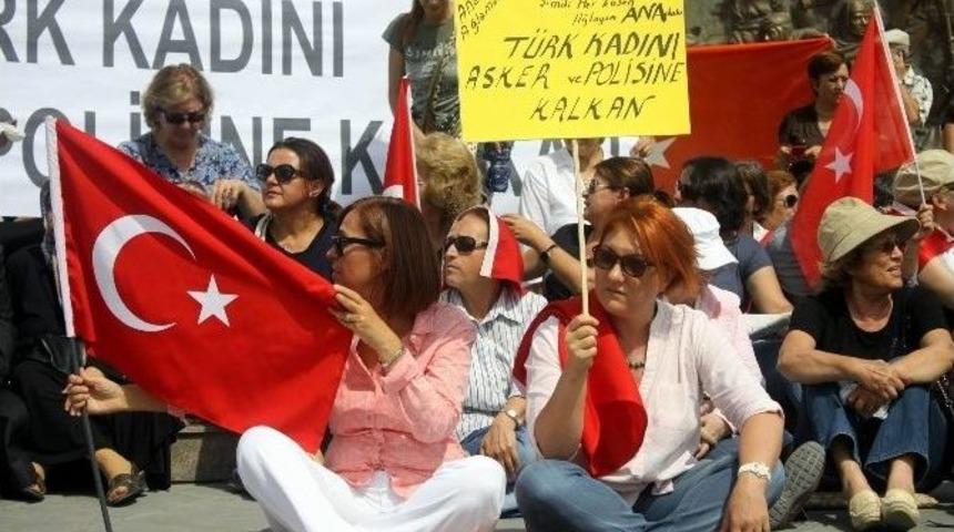 Kayserili Kadınlar Şehitler İ&ccedil;in &rsquo;sessiz&rsquo; Eylem Yaptı