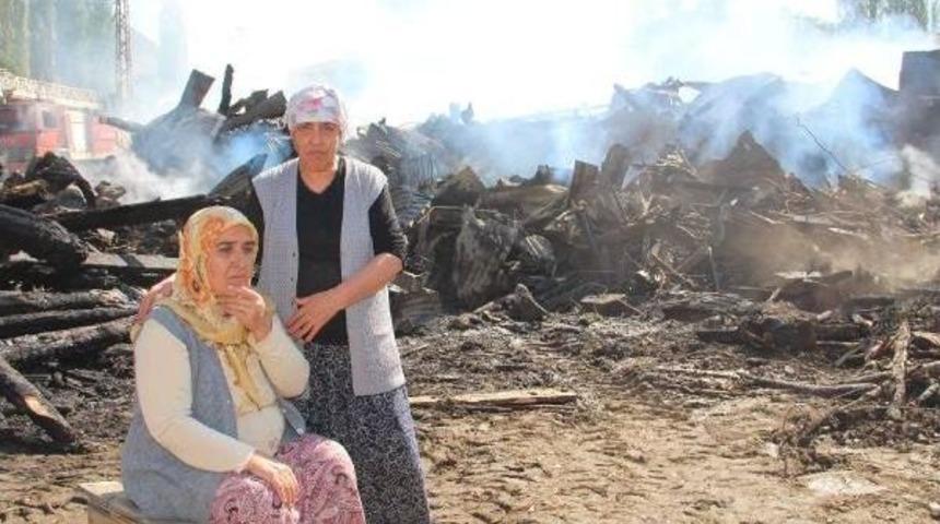 İtfaiye Dar Sokaklara Giremedi, 7 Ev Tamamen Yandı