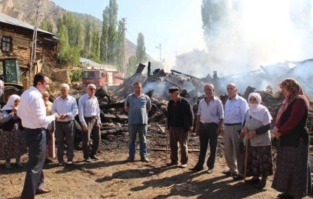 İtfaiye Dar Sokaklara Giremedi, 7 Ev Tamamen Yandı