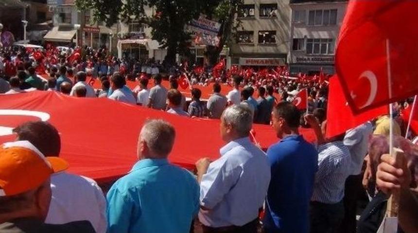 Bayrağını Kapan Meydana Koştu
