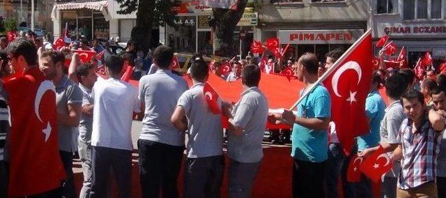 Bayrağını Kapan Meydana Koştu 1