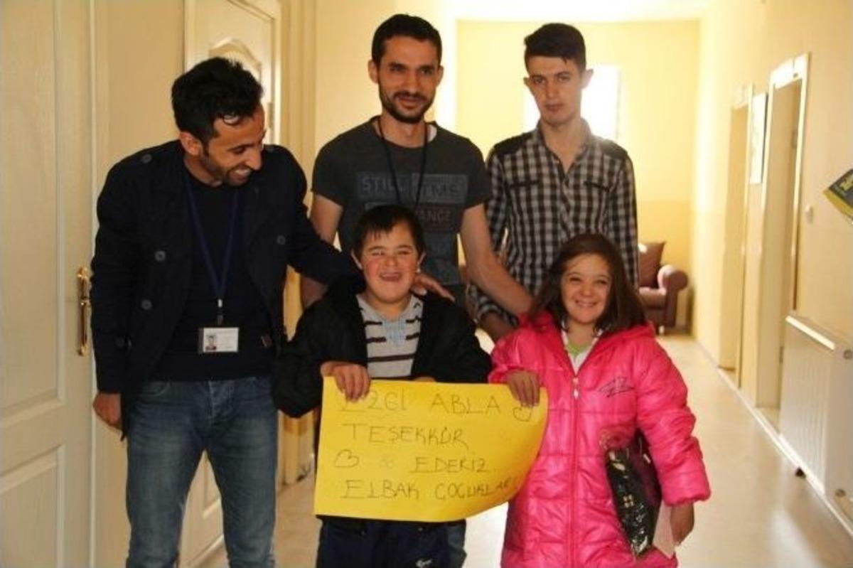 Sanat&ccedil;ılardan Başkale&rsquo;deki &Ouml;ğrencilere Yardım