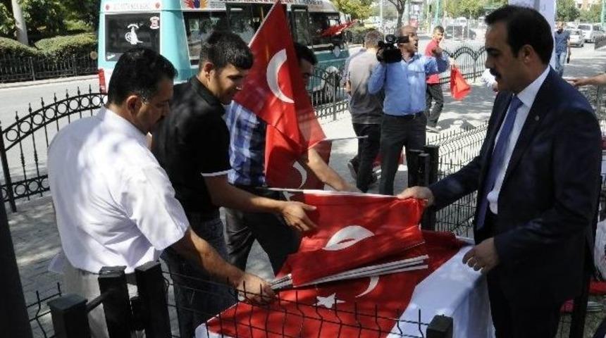 Kto 10 Bin T&uuml;rk Bayrağı Dağıttı
