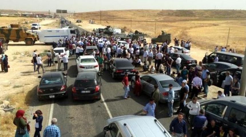 Cizre'ye Giden Demirtaş Ile Bakanların &Ouml;n&uuml; Midyat'ta Kesildi (1)