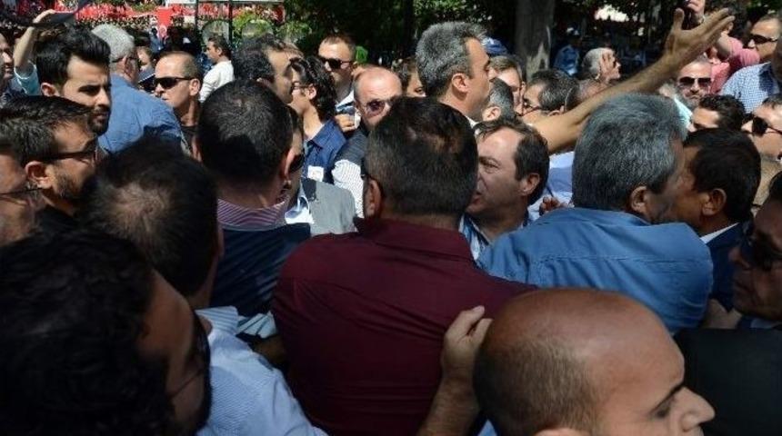 Şehit Yarbayın Cenaze T&ouml;reninde Arbede Yaşandı