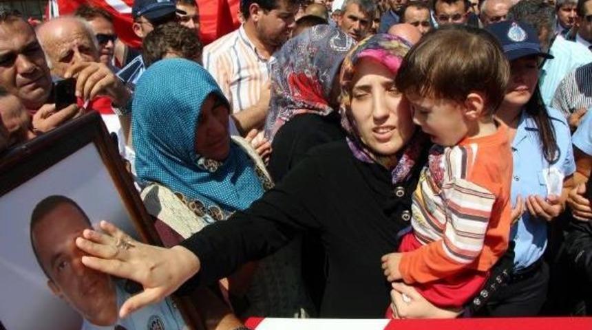 Şehit Polisin Yaşar Doğan&ccedil;ay'ı Il&ccedil;ede 10 Bin Kişi Uğurladı