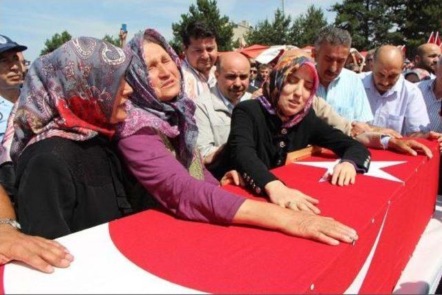 Şehit Polisin Yaşar Doğançay'ı Ilçede 10 Bin Kişi Uğurladı