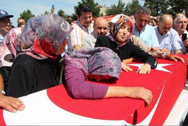 Şehit Polisin Yaşar Doğançay'ı Ilçede 10 Bin Kişi Uğurladı