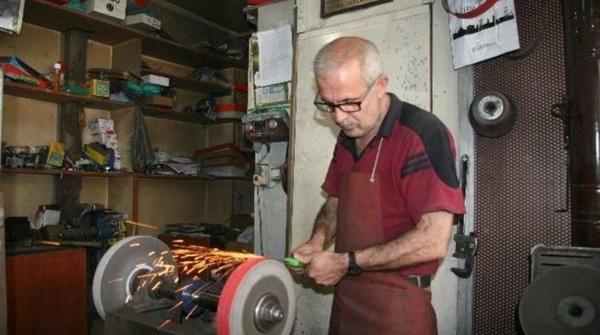 Afyonkarahisar&rsquo;da Bı&ccedil;ak Bileyicilerinin &ldquo;kurban Bayramı&rdquo; Mesaisi Başladı