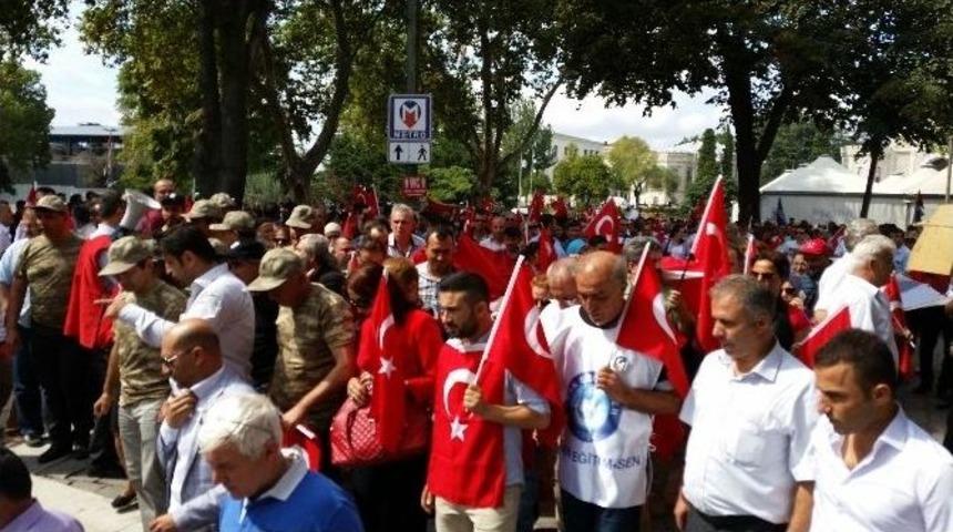 T&uuml;rkiye Kamu-sen &Uuml;yeleri Şehitler İ&ccedil;in Y&uuml;r&uuml;d&uuml;