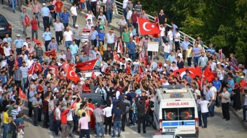 Şehit Polis Memuru T&uuml;rk Bayraklarıyla Karşılandı