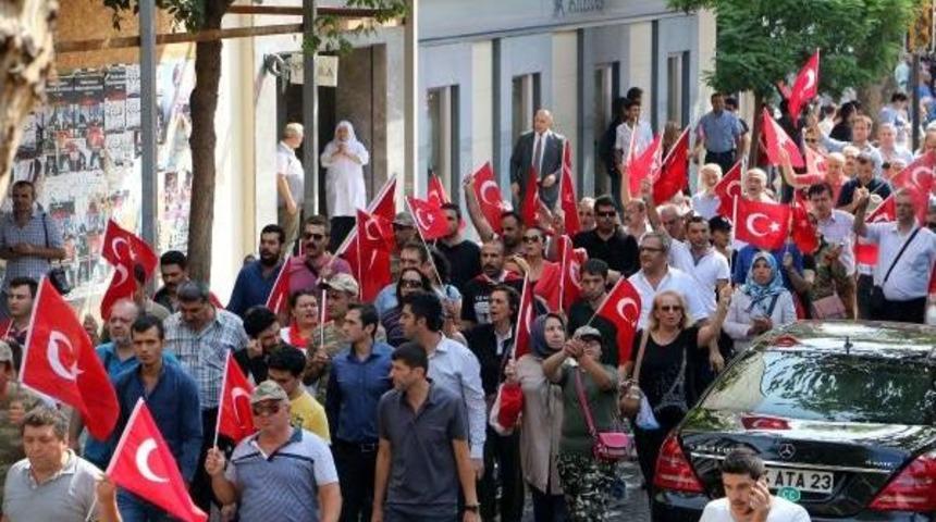 T&uuml;rkiye Kamu-Sen'den "ter&ouml;r'e Tepki, Şehitlere Saygı" Y&uuml;r&uuml;y&uuml;ş&uuml;