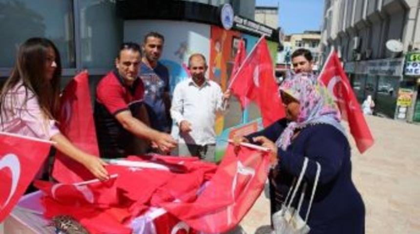 Adapazarı Belediyesi Bayrak Dağıttı