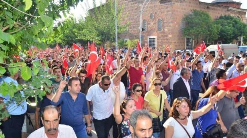 Manisalılar Şehitlerine Y&uuml;r&uuml;d&uuml;