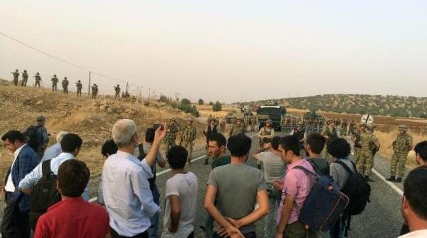 Cizre'ye Giden Demirtaş Ile Bakanların &Ouml;n&uuml; Midyat'ta Kesildi (4)