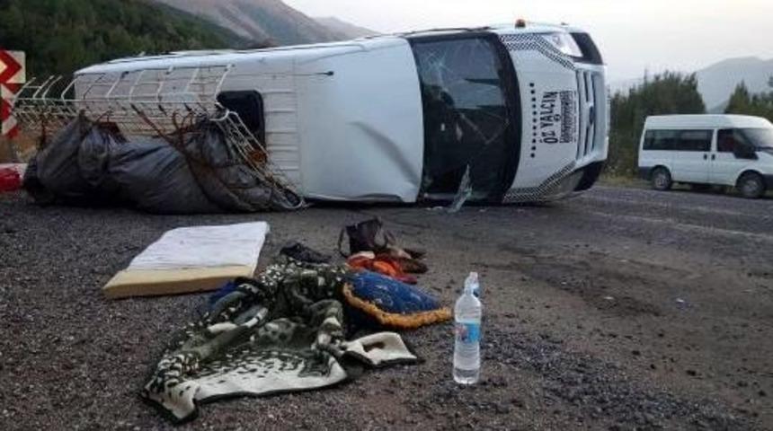 Fındık Iş&ccedil;ilerini Taşıyan Minib&uuml;sler &Ccedil;arpıştı: 1 &Ouml;l&uuml;, 19 Yaralı