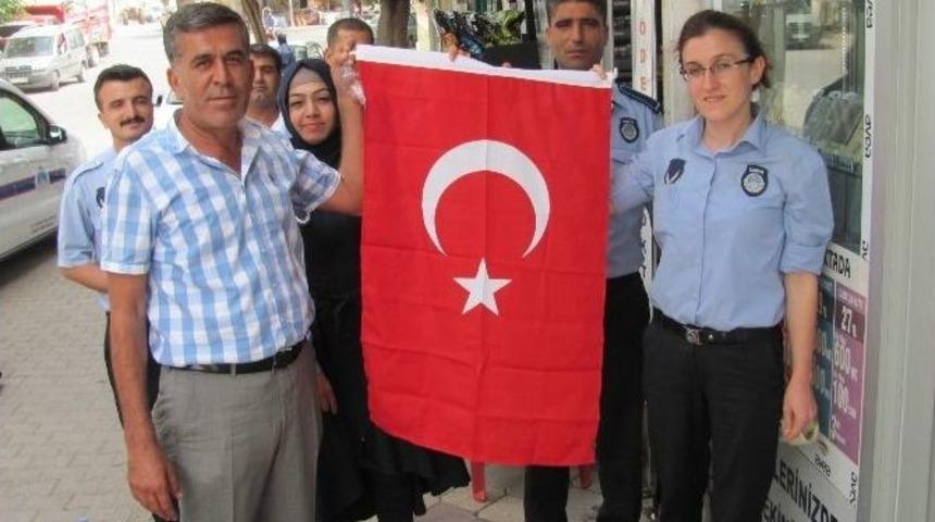 Araban Belediyesi Esnaf Ve Vatandaşlara T&uuml;rk Bayrağı Dağıttı