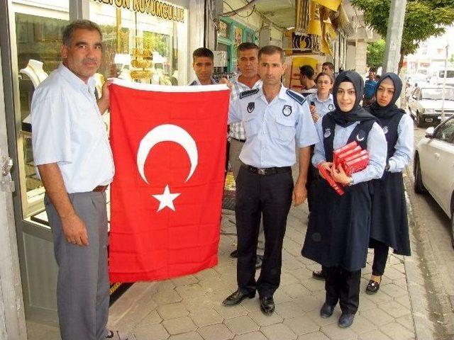 Araban Belediyesi Esnaf Ve Vatandaşlara Türk Bayrağı Dağıttı