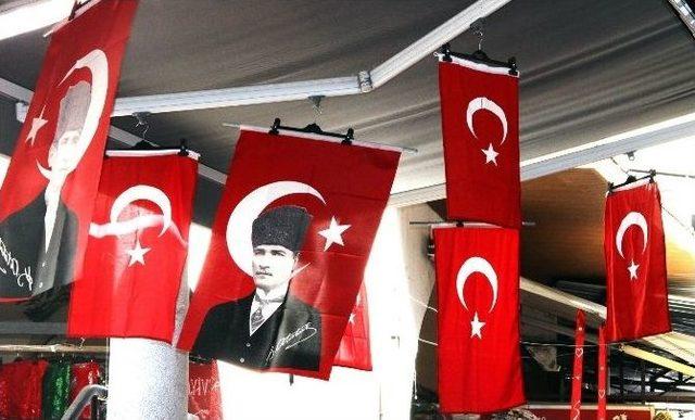 (özel Haber) Terör Olayları Bayrak Satışlarını Arttırdı