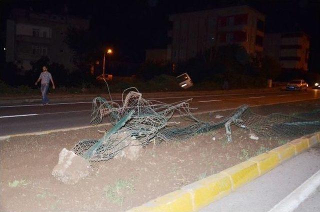 Direksiyonda Uyuyan S&uuml;r&uuml;c&uuml; Karşı Şeride Ge&ccedil;ti: 1 Yaralı 1