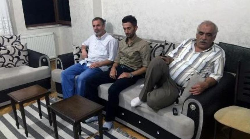 Ka&ccedil;ırılan G&uuml;mr&uuml;k Memuru Ailesine Kavuştu