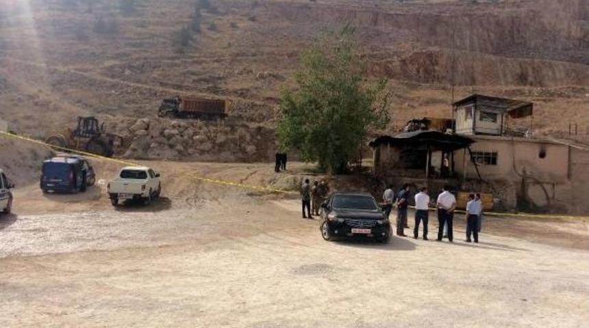Pkk'lılar, Belediyenin Kum Ocağı Şantiyesi Ve Ara&ccedil;larını Yaktı