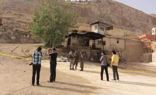 Pkk'lılar, Belediyenin Kum Ocağı Şantiyesi Ve Araçlarını Yaktı