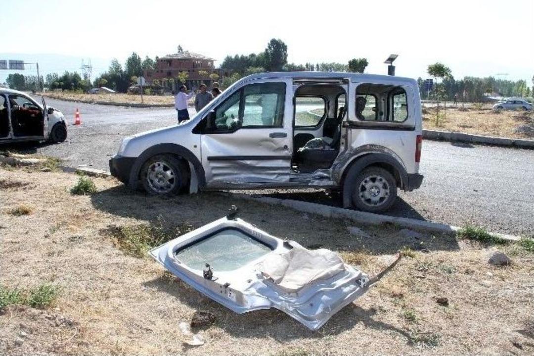 Van&rsquo;da Trafik Kazası; 1 &Ouml;l&uuml;, 5 Yaralı