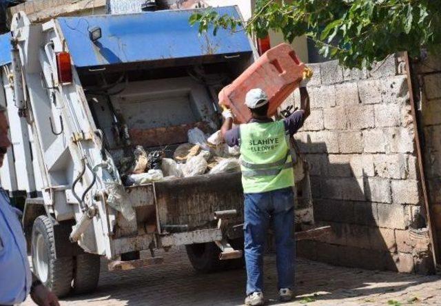 Koku Gelen Evden 3 Kamyon Çöp Çıktı