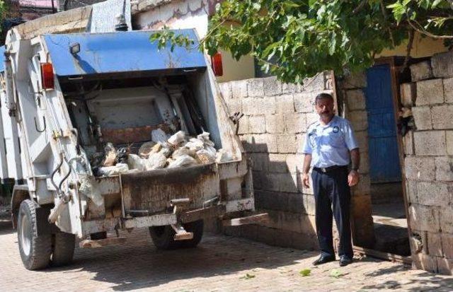 Koku Gelen Evden 3 Kamyon Çöp Çıktı